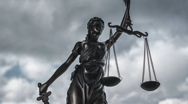 Standbeeld Van Justitie Symbool Met Donkere Wolken — Stockfoto
