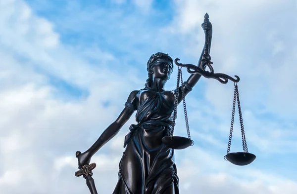 Statue Der Gerechtigkeit Symbol Mit Bewölktem Himmel Hintergrund — Stockfoto