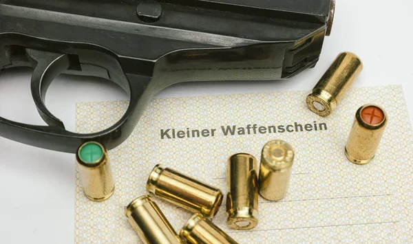 Πιστόλι Αερίου Φυσίγγια Και Kleiner Waffenschein — Φωτογραφία Αρχείου