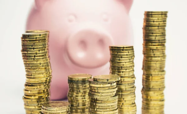 Pink Piggy Bank Πίσω Από Στοιβαγμένα Κέρματα Έννοια Χρήματα Εικόνα — Φωτογραφία Αρχείου