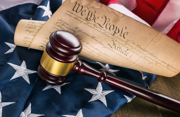 Constitución América Con Mazo Juez Sobre Bandera — Foto de Stock