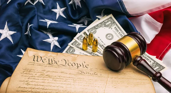 Constitución Americana Con Martillo Juez Cartuchos Armas Billetes Dólar — Foto de Stock
