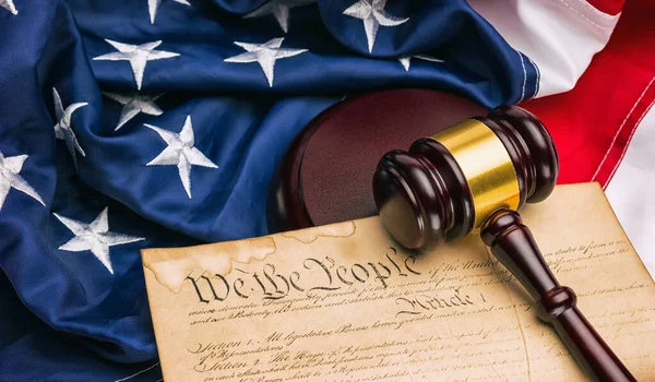 Constitución Americana Nosotros Pueblo Con Bandera Estados Unidos Martillo Juez — Foto de Stock