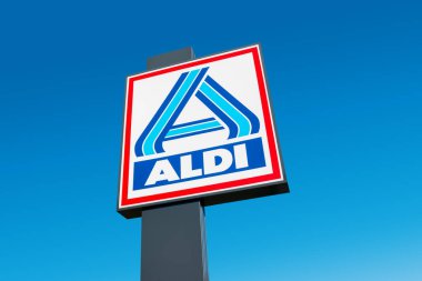 AAACHEN, ALMANY ECTOBER, 2017: Mavi gökyüzüne karşı Aldi işareti (kuzey bölümü). Aldi, 18 ülkede yaklaşık 10 bin mağazası olan küresel indirimli bir süpermarket zinciri..