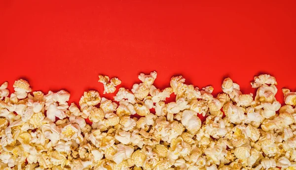 Popcorn Tumpah Pada Latar Belakang Merah — Stok Foto