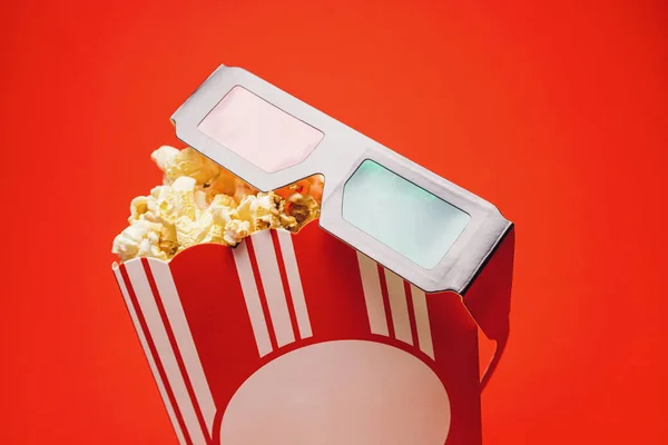 Popcorn Einer Box Mit Brille Kino Filmen Und Unterhaltungskonzept — Stockfoto