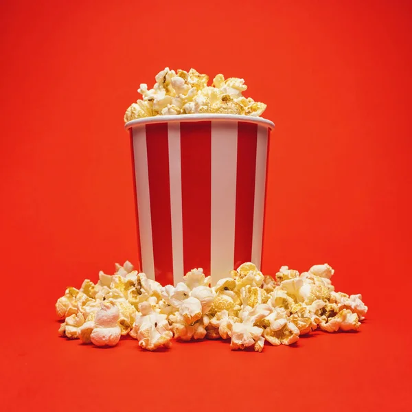 Popcorn Einer Schachtel Vor Leuchtend Rotem Hintergrund — Stockfoto