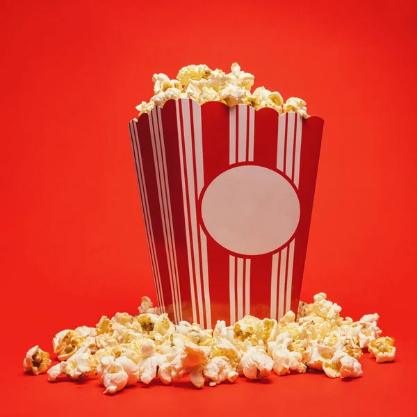 Popcorn Într Cutie Pătrată Mare Jurul Fundal Roșu Strălucitor — Fotografie, imagine de stoc