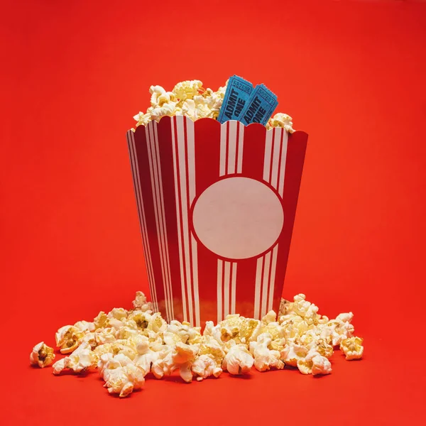 Popcorn Con Biglietti Cinema Una Grande Scatola Quadrata Intorno Uno — Foto Stock