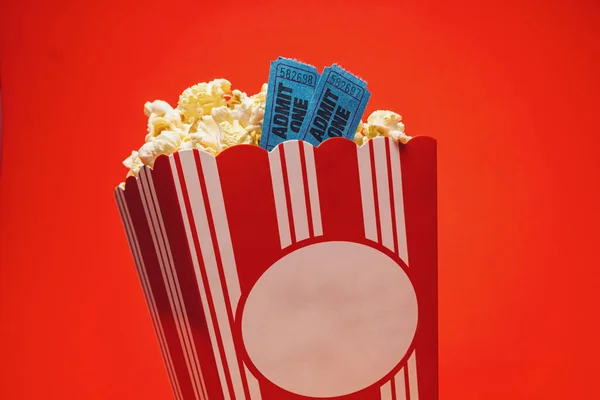 Popcorn Mit Kinokarten Einer Großen Quadratischen Box — Stockfoto