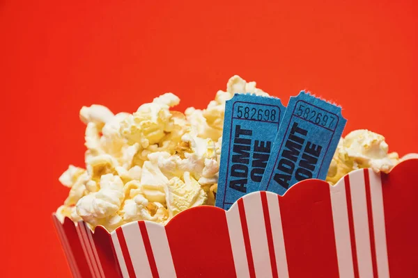 Popcorn Scatola Strisce Con Due Biglietti Cinema Sfondo Rosso — Foto Stock