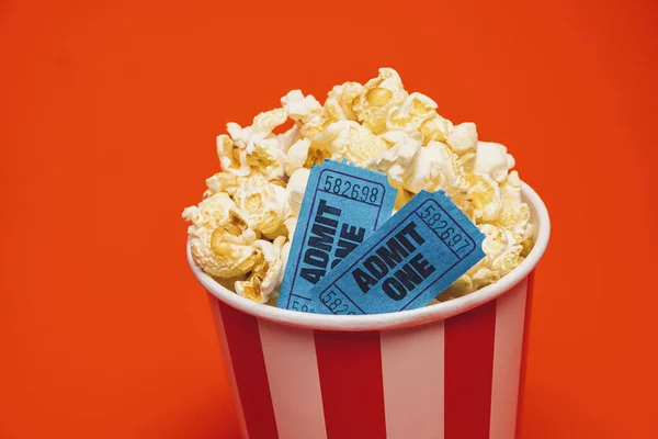 Popcorn Mit Kinofilm Einer Runden Schachtel Und Ringsum Auf Knallrotem — Stockfoto