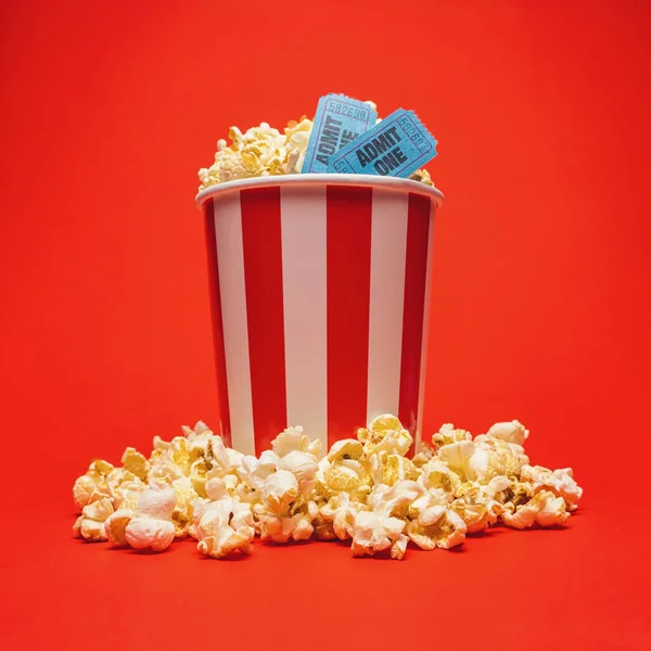 Popcorn Box Mit Kinokarten Auf Leuchtend Rotem Hintergrund — Stockfoto