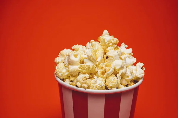 Popcorn Într Cutie Rotundă Jurul Fundal Roșu Strălucitor — Fotografie, imagine de stoc