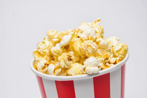 Popcorn Dalam Kotak Dengan Latar Belakang Abu Abu — Stok Foto