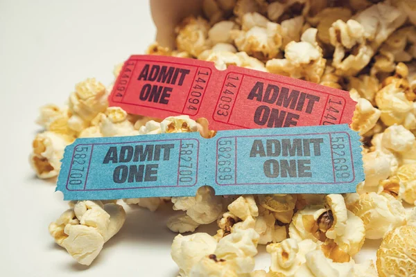 Tumpukan Popcorn Dengan Tiket Untuk Bioskop — Stok Foto
