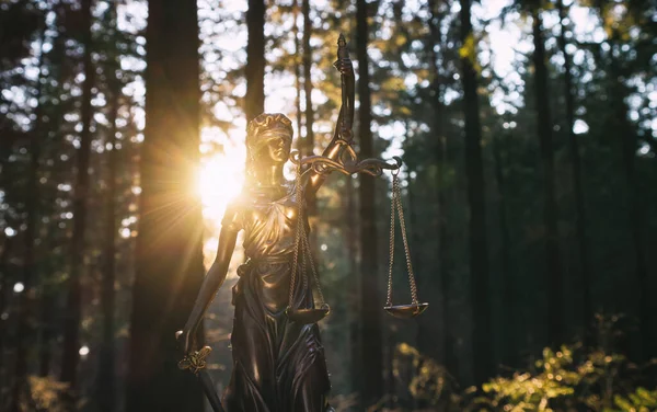 Άγαλμα Της Δικαιοσύνης Ηλιοβασίλεμα — Φωτογραφία Αρχείου