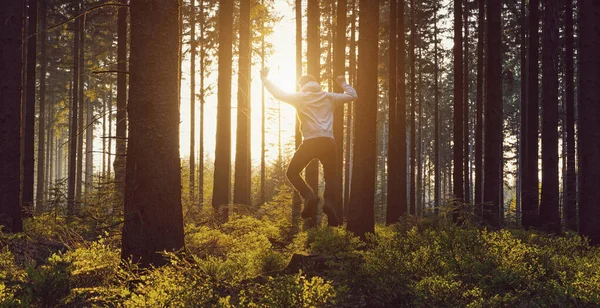 Jeune Homme Sautant Dans Forêt Coucher Soleil — Photo