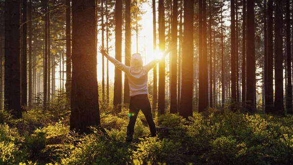 Jeune Homme Mains Levées Debout Dans Forêt Jouit Nature Lumière — Photo