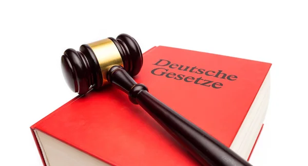 Niemiecka Książka Prawnicza Deutsche Gesetzte Gavelem Białym Backgorund — Zdjęcie stockowe