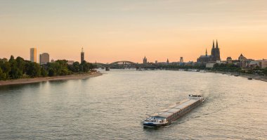  Köln 'de gün batımında Köln Katedrali ve Ren nehri ile Köln' de parfüm