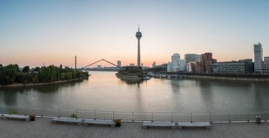Düsseldorf Şehri Gündoğumu Panoraması 