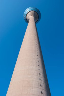 Mavi gökyüzüne karşı Dusseldorf Kulesi