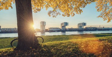 Sonbaharda gün batımında Cologne Skyline manzarası