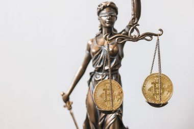 Adalet Heykeli. Kadın adaleti ya da Bitcoin dijital kriptolu Iustitia.