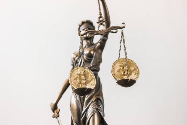 Bitcoin dijital kripto para birimiyle Adalet Heykeli