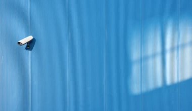 mavi duvar güvenlik kamerası