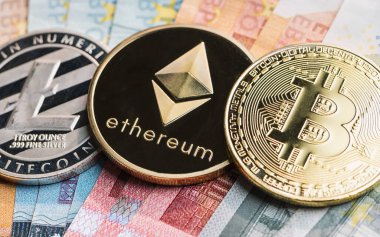 Kripto para birimleri - Litecoin, Bitcoin, Ethereum Euro banknotlarının üzerinde