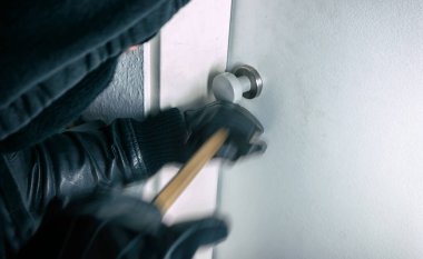 Levyeli bir hırsız gece evin kapısını açar.