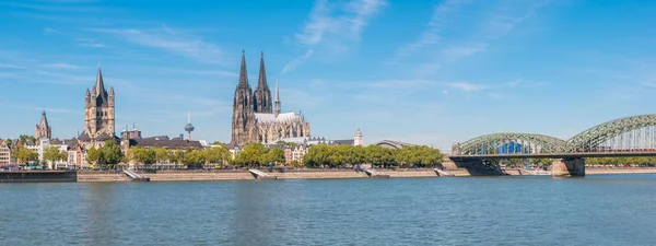 Панорамний Вид Кельнського Собору Мостом Гогенцоллерна Річкою Рейн Німеччині Церква — стокове фото