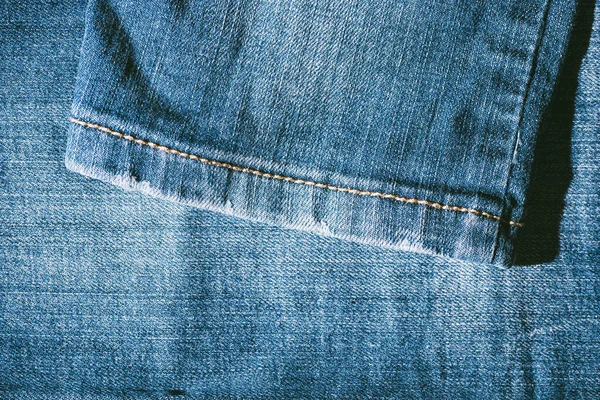 蓝色牛仔裤斜纹面料背景的细节 — 图库照片