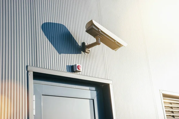 Câmera Segurança Uma Porta Entrada Prédio Industrial — Fotografia de Stock