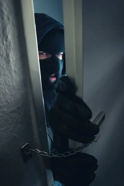 Tehlikeli Maskeli Bir Hırsız Kurbanın Evine Zorla Giriyor — Stok fotoğraf