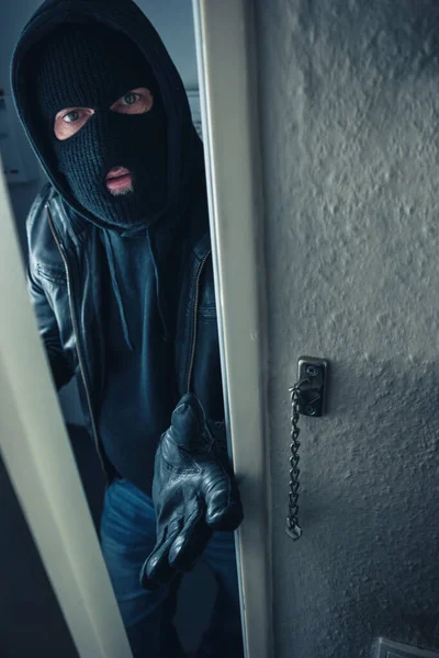 Maskeli Sapık Kurbanın Evinin Kapısında — Stok fotoğraf