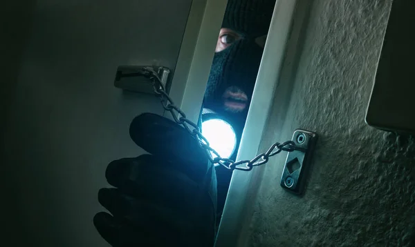 Geceleri Elinde Fener Olan Bir Hırsız Bir Kurbanın Evine Giriyor — Stok fotoğraf
