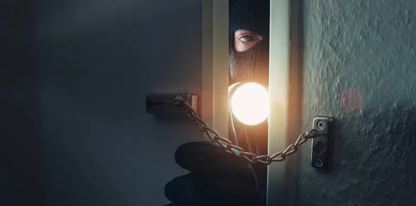 懐中電灯で家に忍び込む泥棒 — ストック写真