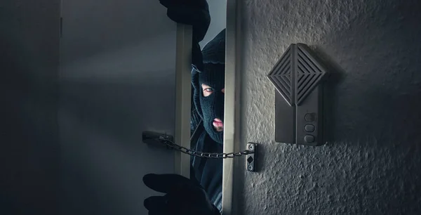 Ladrón Irrumpiendo Puerta Casa Por Noche —  Fotos de Stock