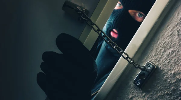 Maskeli Bir Hırsız Elinde Zincirle Evin Kapısını Kırıyor — Stok fotoğraf