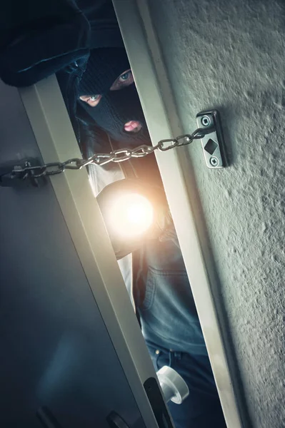 Einbrecher Tritt Nachts Mit Taschenlampe Tür Ein — Stockfoto