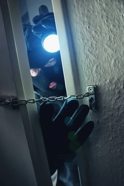 Assaltante Com Lanterna Arrombando Entrando Porta Casa Vítima — Fotografia de Stock