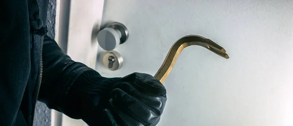 Levyeli Bir Hırsız Evin Kapısını Kırmaya Çalışıyor — Stok fotoğraf