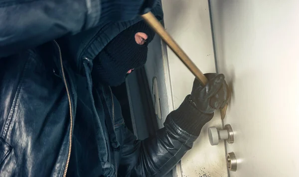 Ladrón Con Palanca Entrada Entrada Una Puerta Casa Por Noche —  Fotos de Stock