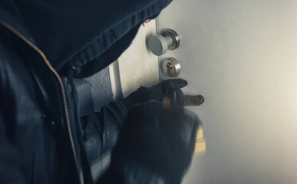 Levyeli Bir Hırsız Evin Kapısını Kırıyor — Stok fotoğraf
