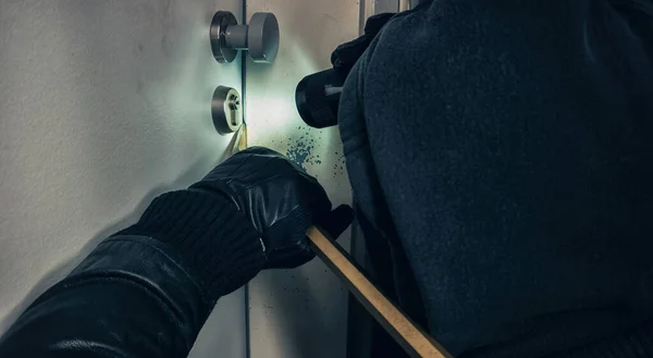 罪犯在晚上用撬棍和黑皮手套开门 — 图库照片