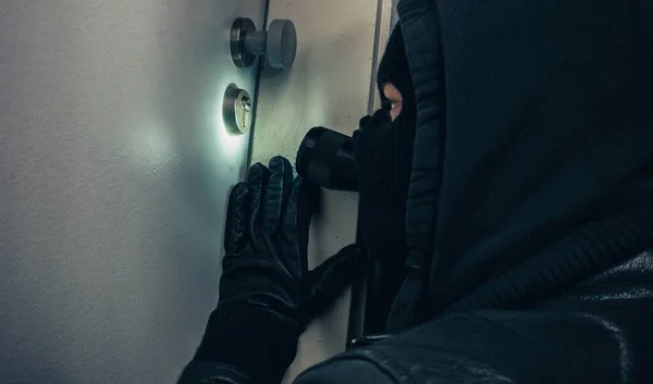 Maskierter Einbrecher Bricht Nachts Mit Taschenlampe Wohnungstür Ein — Stockfoto