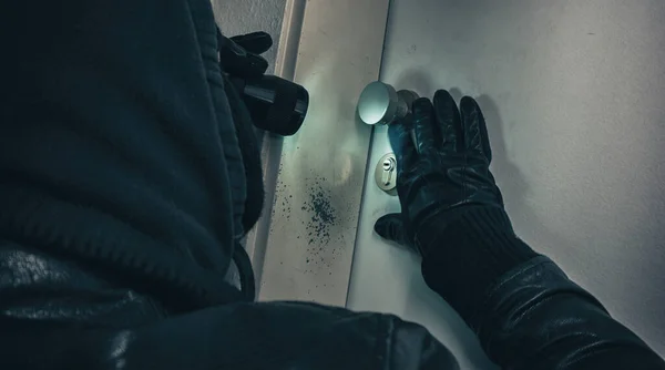Meşaleli Maskeli Bir Hırsız Dramatik Bir Hareketle Evin Kapısından Içeri — Stok fotoğraf